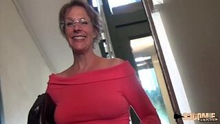 rough anal-sex and squirting for this cougar mom